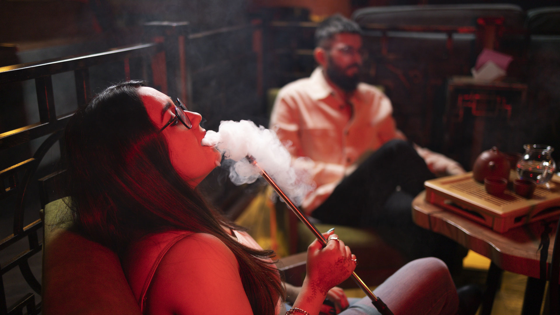 mujer-y-hombre-fumando-club-el-deseo
